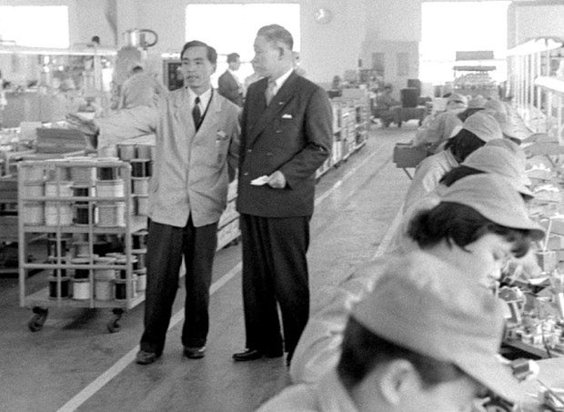 1957年の全国長者番付で第1位となった松下幸之助・松下電器社長(中央・右)=大阪府門真市で、辻口文三撮影
