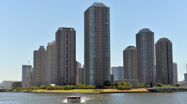 永代橋から見た佃島の高層マンション群=東京都内で2015年7月14日、関口純撮影