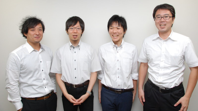 左から、リバネス丸幸弘CEO、メタジェン福田真嗣CEO、同水口佳紀COO、同山田拓司CTO