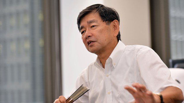 インタビュー応じるメットライフ生命保険の平野英治副会長=2015年8月20日、関口純撮影