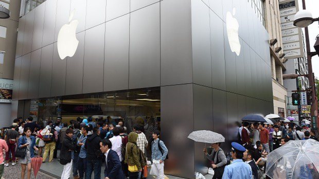 アップルストア前に列を作る人たち=福岡市中央区天神2で2014年9月19日、須賀川理撮影