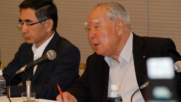 フォルクスワーゲンとの提携解消が成立し、記者会見に臨むスズキの鈴木修会長(右)。左は鈴木俊宏社長=2015年8月30日、岡大介撮影