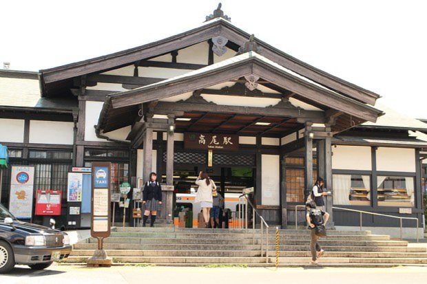 寺社風の造りが特徴的なJR高尾駅