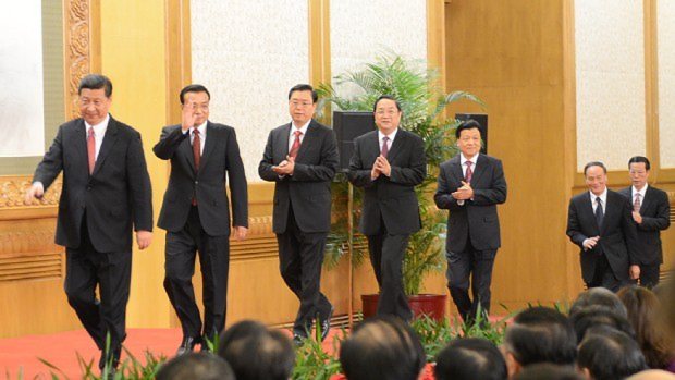 第18期中央委員会第1回総会が終わり、報道陣の前に姿を現した習近平(左端)、李克強(左から2人目)ら政治局常務委員(当時)=北京の人民大会堂で2012年11月15日、隅俊之撮影
