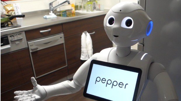 連載「ロボットと人間とミライ」の執筆者・石川温氏は、3週間前から自宅でペッパーと暮らしている