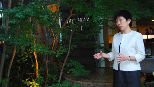 エントランス前の庭でインタビューに答える「庭のホテル 東京」の総支配人・木下彩さん
