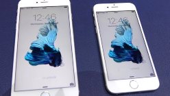 アップルの新スマートフォン「iPhone 6sシリーズ」。現行モデルと大差ないデザインに見えるが、性能・操作性とも改善されている