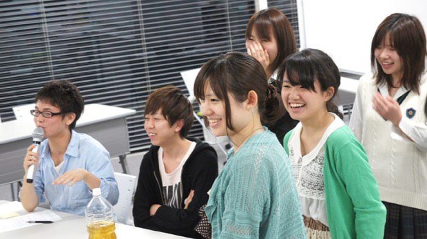 大学入学直後の岩崎比菜さん(左から3人目)=マイナビ提供