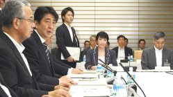 経済財政諮問会議の終わりにあいさつする安倍晋三首相（左から２人目）。中央奥は高市早苗総務相＝首相官邸で２０１５年９月１１日、藤井太郎撮影