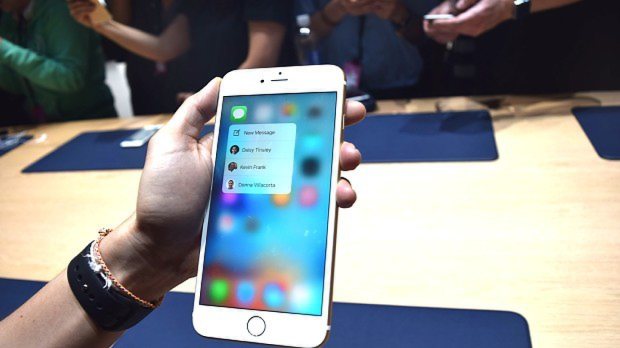 アップルの新型スマートフォン「iPhone 6s」=米サンフランシスコで2015年9月9日、清水憲司撮影