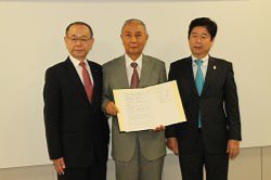 協定書を手にする(左から)ナジック学生情報センターグループの西尾社長、東京工科大の軽部学長、西武信金の落合理事長=同大蒲田キャンパスで