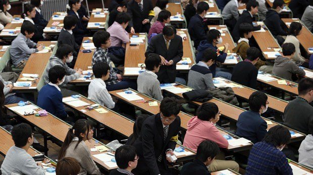 英語リスニング試験用の機器が配られるセンター試験会場