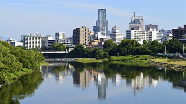 仙台市の街並みと広瀬川