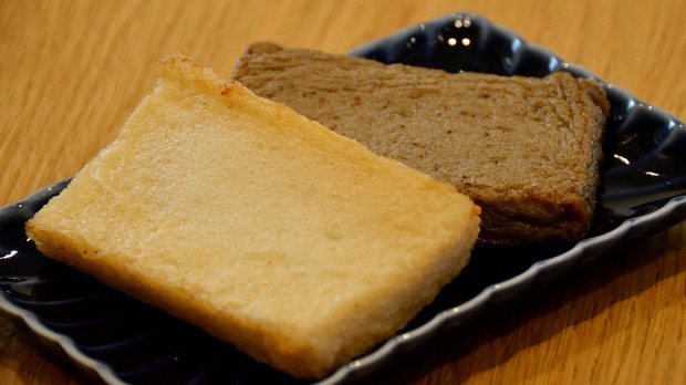浜口水産のばらもん揚げ(黒・白)=小高朋子撮影