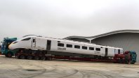 笠戸事業所から開所式用に運び込まれた最新鋭の高速鉄道「クラス８００」。１７〜１９年に８６６両の納品が予定されている