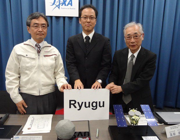 「Ryugu」と決まりパネルで紹介する(右から)高柳雄一・名称案選考委員長、津田雄一・はやぶさ2プロジェクトマネジャー、吉川真・はやぶさ2ミッションマネジャー=2015年10月5日、永山悦子撮影