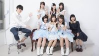 岩崎佑生さん（左）、団体メンバー（右）とアイドルグループ「choco'to カカオ％」のメンバー