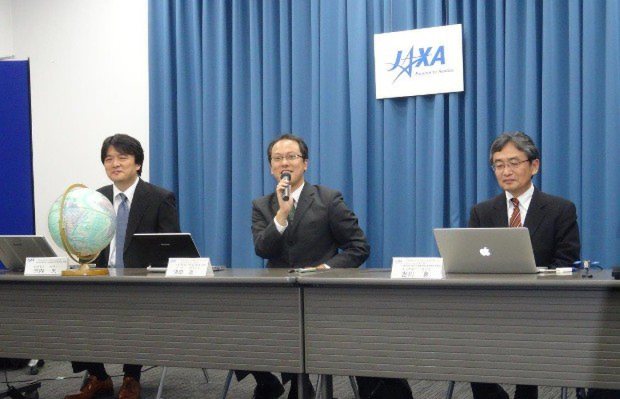 小惑星探査機はやぶさ2の地球スイングバイについて記者からの質問に応える津田雄一・はやぶさ2プロジェクトマネジャー(右から2人目)=東京都千代田区の宇宙航空研究開発機構で2015年10月14日、斎藤広子撮影