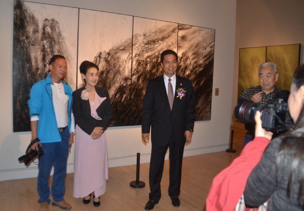 「東京新画派」展覧会で展示作品を鑑賞する俳優の中野良子さん(左から2人目)
