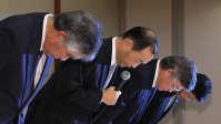 記者会見の冒頭に謝罪し、頭を下げる旭化成の浅野敏雄社長（手前から２人目）、旭化成建材の前田富弘社長（同３人目）ら＝東京都千代田区で２０１５年１０月２０日