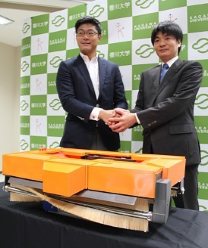 ソーラーパネル清掃ロボットの量産化を目指す未来機械の三宅徹社長(右)ら=香川大工学部で2015年8月28日、道下寛子撮影