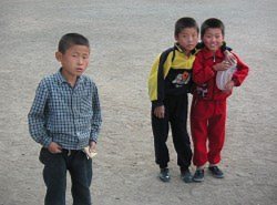 北朝鮮北部の羅南近郊の小学校で2003年10月、興味深げに近づいてきた子どもたち