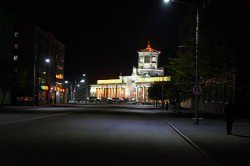 2012年4月、夜の平壌駅。首都の主要駅だが、駅以外は照明がほとんどない=北朝鮮の写真は、いずれも庵逧教授撮影・提供