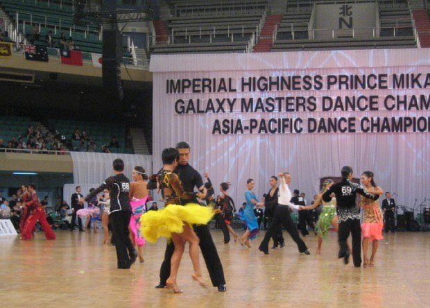 選手権大会(ラテン部門予選)で華麗なダンスを披露する選手たち=2015年9月20日