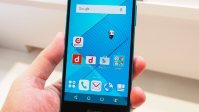 ドコモの富士通製スマホ「アローズフィット」。機能を抑えて、機種変更価格を下げた