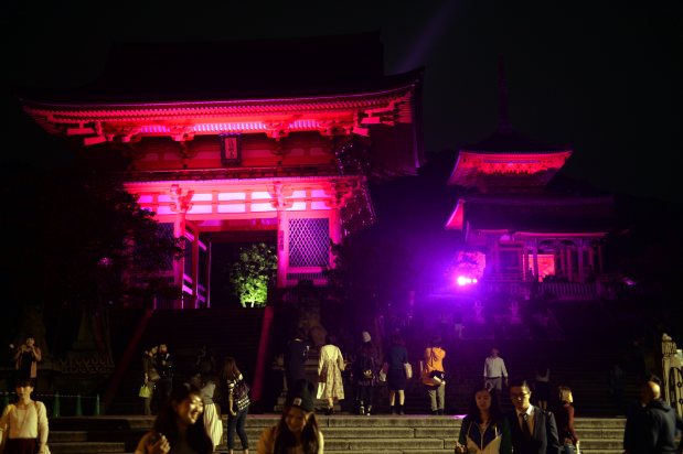 「ピンクリボンキャンペーン」でライトアップされた清水寺の仁王門(左)と三重塔(右奥)=小松雄介撮影