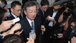 決算説明会の終了後、報道陣に囲まれるシャープの高橋興三社長＝東京都港区のシャープ東京支社で川村彰撮影