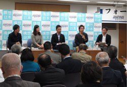「若者の政治参加」をテーマに開かれたフォーラム。若い世代の候補者を求める声が上がった=東京都港区で2015年10月27日、五十嵐英美撮影