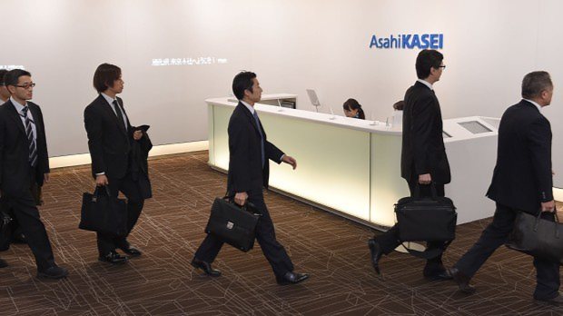 旭化成建材本社に立入検査に入る国交省の職員ら=東京都千代田区で2015年11月2日、望月亮一撮影