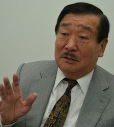 インタビューに答える吉村作治学長