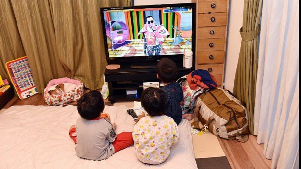 育児は親にとっては休みなしの長時間“労働だ”=埼玉県鶴ヶ島市で、関口純撮影