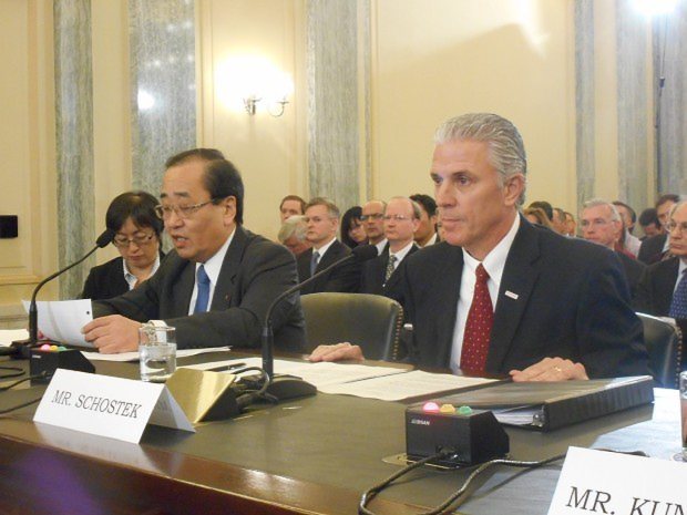 米上院の公聴会で証言を読み上げるタカタの清水博・品質保証本部長(左)と、リック・ショステック北米ホンダ上級副社長=米ワシントンで2014年11月20日、清水憲司撮影