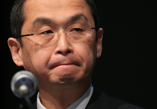 険しい表情で記者の質問を聞くタカタの高田重久会長兼社長=2015年11月4日、梅村直承撮影
