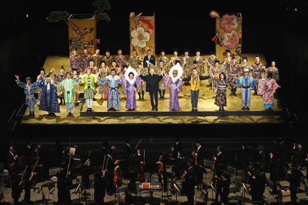 演奏は井上道義(ステージ中央)と山形交響楽団 (C) 佐々木隆二