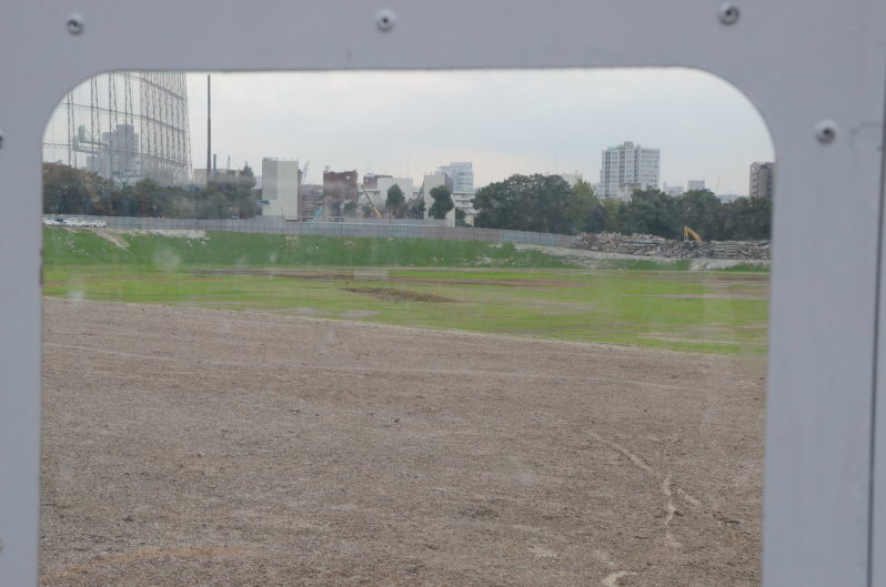 塀の一部から中をのぞくことが出来た=2015年10月23日、中嶋真希撮影