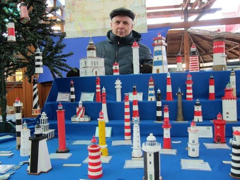 自作の模型灯台を販売している工芸家のアンドレイ・サブラソフさん=モスクワ郊外の土産物市場「ベルニサージュ」で2015年10月31日午後、真野森作撮影