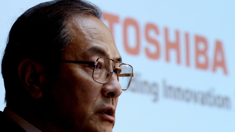 記者会見で質問に答える東芝の室町正志社長=東芝本社で2015年9月7日、後藤由耶撮影