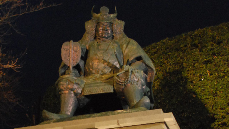 JR甲府駅近くにある武田信玄公像=2008年3月4日、曹美河撮影