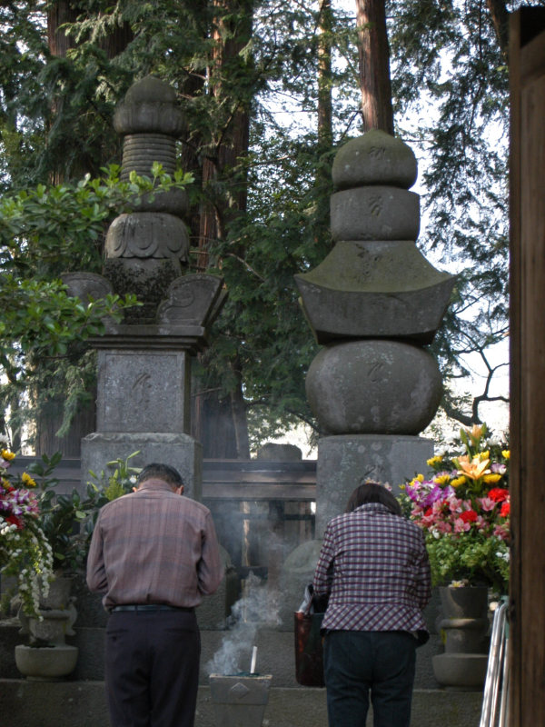 山梨県甲州市・恵林寺にある武田信玄の墓前で手を合わせる参拝客=2007年4月13日、富田洋一撮影