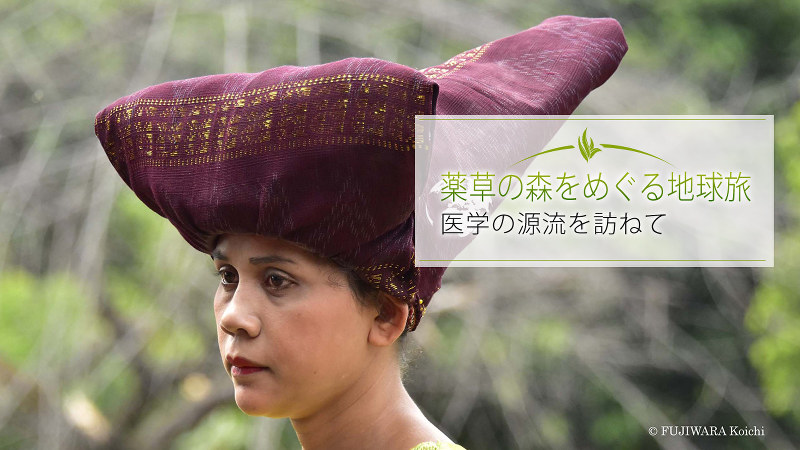 伝統衣装を着たカロ族の女性。お祝いのときにかぶる帽子は、重さ6kgもある