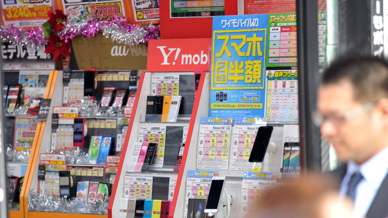 東京都内の携帯ショップ=関口純撮影