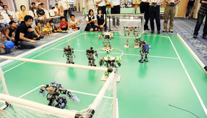 長井市では企業と工業高校が連携してさまざまなロボットを生み出している=吉田製作所提供