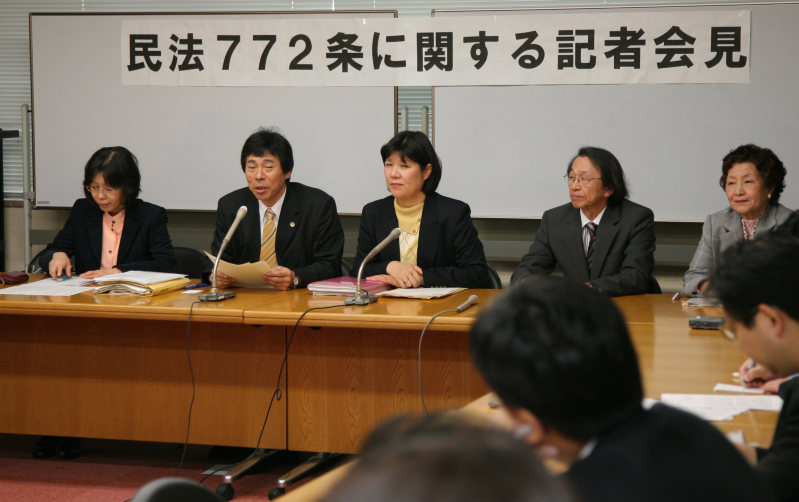 支援団体や家族法の専門家らが離婚前妊娠についても救済するよう要望書を法務省などに提出し記者会見した=衆議院第2議員会館で2007年4月9日、長谷川直亮撮影