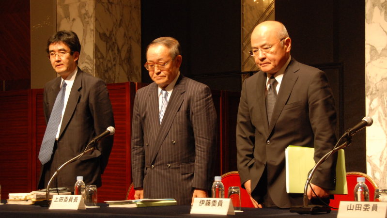 不正会計問題で東芝が設置した第三者委員会の上田広一委員長(中央)=2015年7月21日撮影