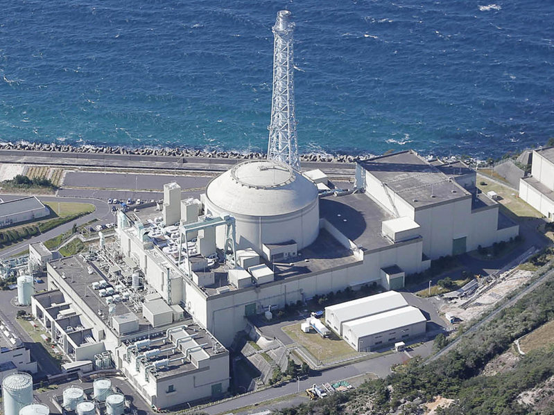 日本原子力研究開発機構の高速増殖原型炉「もんじゅ」=福井県敦賀市で、本社ヘリから三村政司撮影