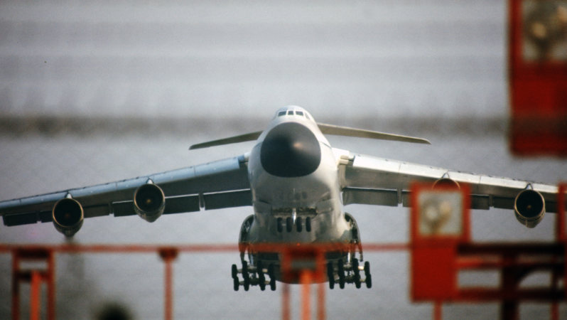 戦略物資を満載して離陸する輸送機C5Aギャラクシー=米軍横田基地で1972年撮影